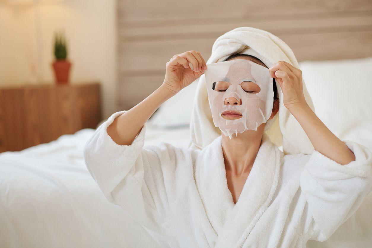 Jadi bahan utama masker, simak rekomendasi masker susu yang jadi skincare viral di TikTok melalui ulasan berikut!
