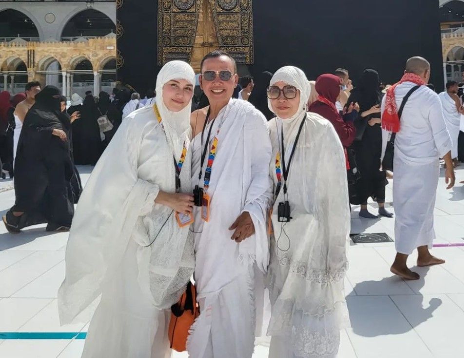 Ayu Ting Ting sempat jatuh sakit saat tiba di Tanah Suci untuk umrah, Umi Kalsum ungkap kondisi terakhir putrinya.