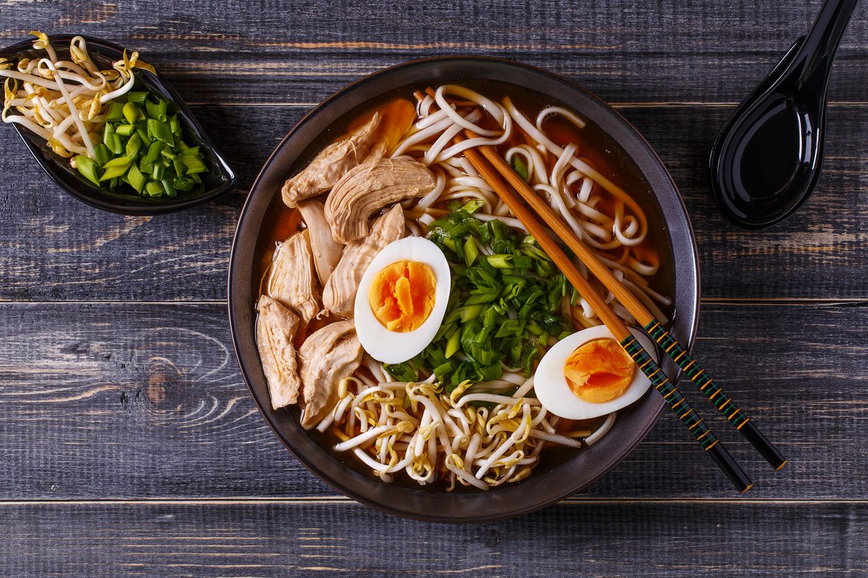 Sebagian orang menganggap kalau ramen dan ramyun itu sama, padahal kedunya berbeda lho. Yuk cari tahu letak perbedaannya.