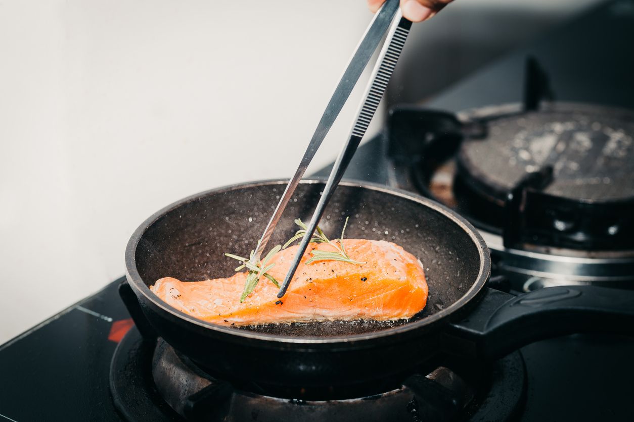 Berikut ini tiga tips memasak ikan salmon agar tidak hancur karena dagingnya yang lembut, salah satunya pakai wajan datar.