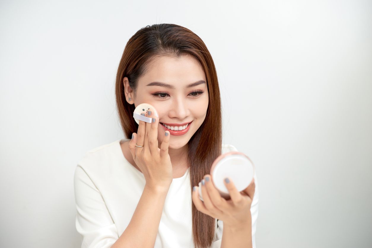 Meskipun sama-sama berfungsi untuk meratakan warna kulit untuk hasil makeup flawless, cushion dan foundation ternyata berbeda. Apa perbedaannya?