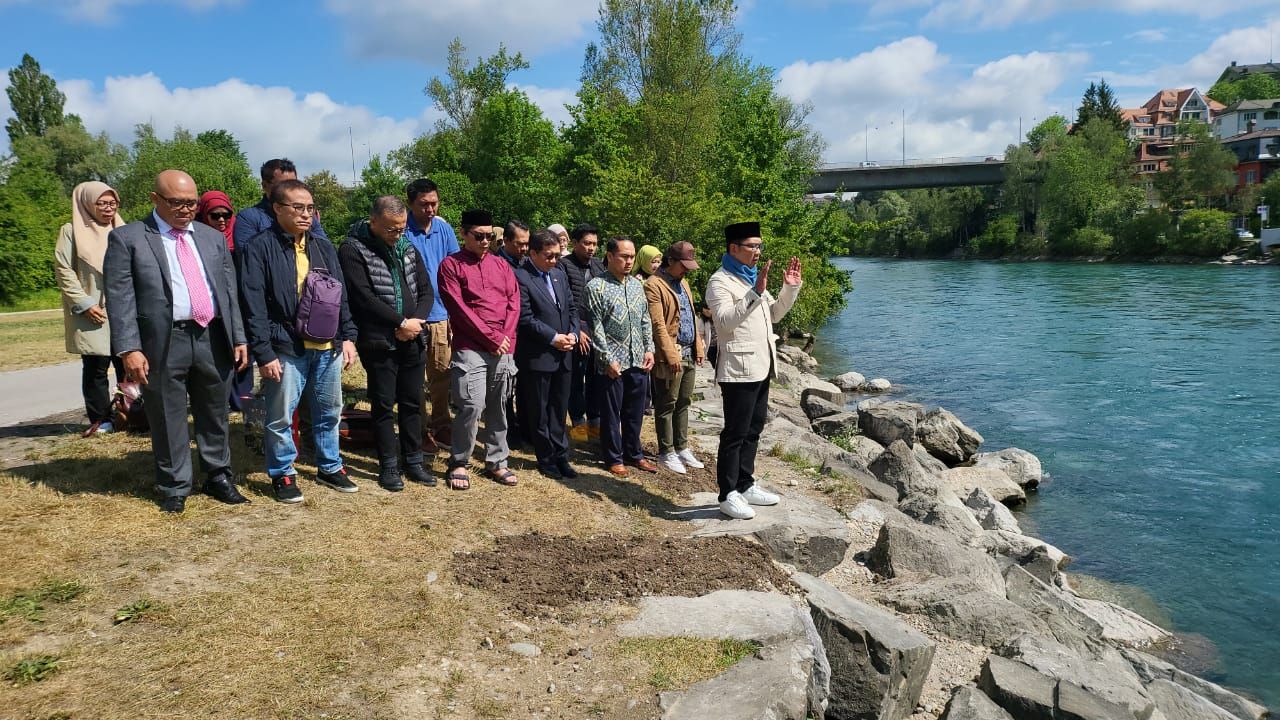 Sebelum bertolak ke Indonesia, Gubernur Jawa Barat Ridwan Kamil gelar salat gaib untuk Eril di tepian Sungai Aare, Swiss.