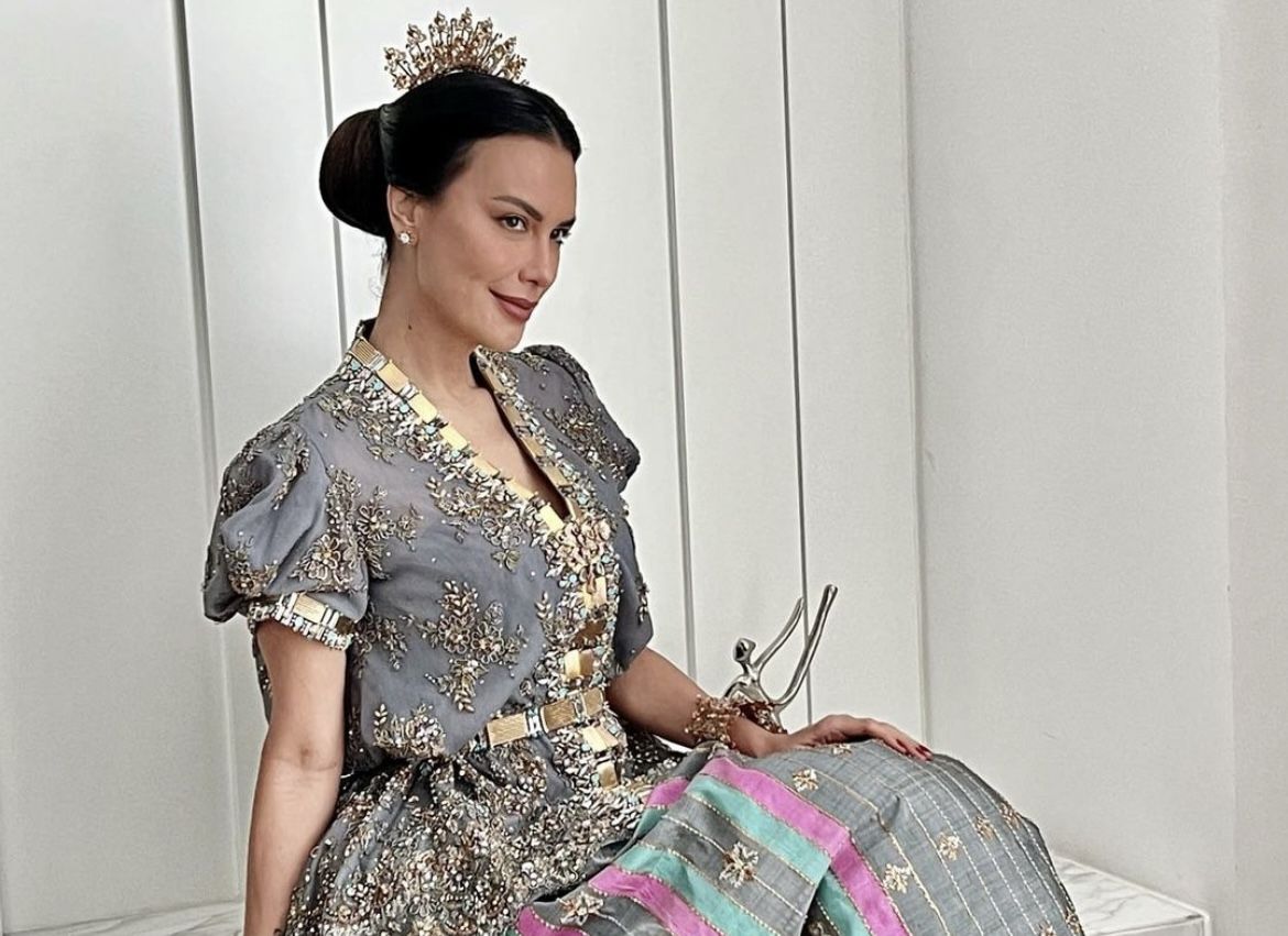 Sophia Latjuba tampil cantik saat mengenakan pakaian adat Sulewesi Selatan di hari pernikahan sang putri. Yuk, intip detail gayanya berikut ini!