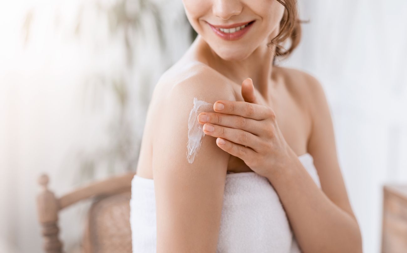 Sejumlah produk body serum jadi skincare viral di TikTok. Simak rekomendasi body serum yang mampu cerahkan kulit.