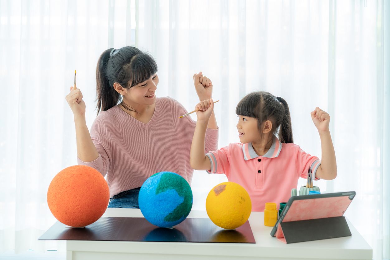 Orang tua perlu memahami bagaimana menciptakan pembelajaran yang menyenangkan guna menumbuhkan minat anak. Yuk, kenali meaningful learning!