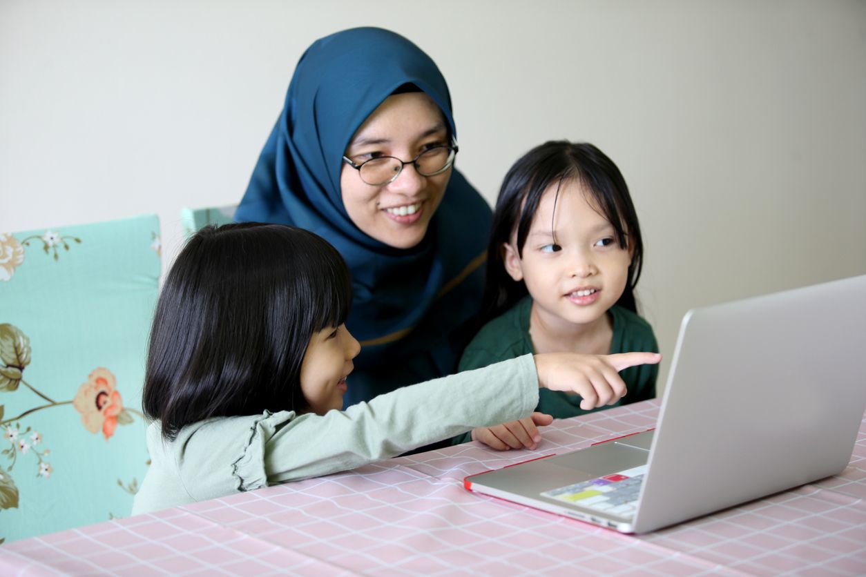 Beragam informasi dari yang positif sampai negatif ada di internet, ini usia ideal anak boleh menggunakan media sosial.