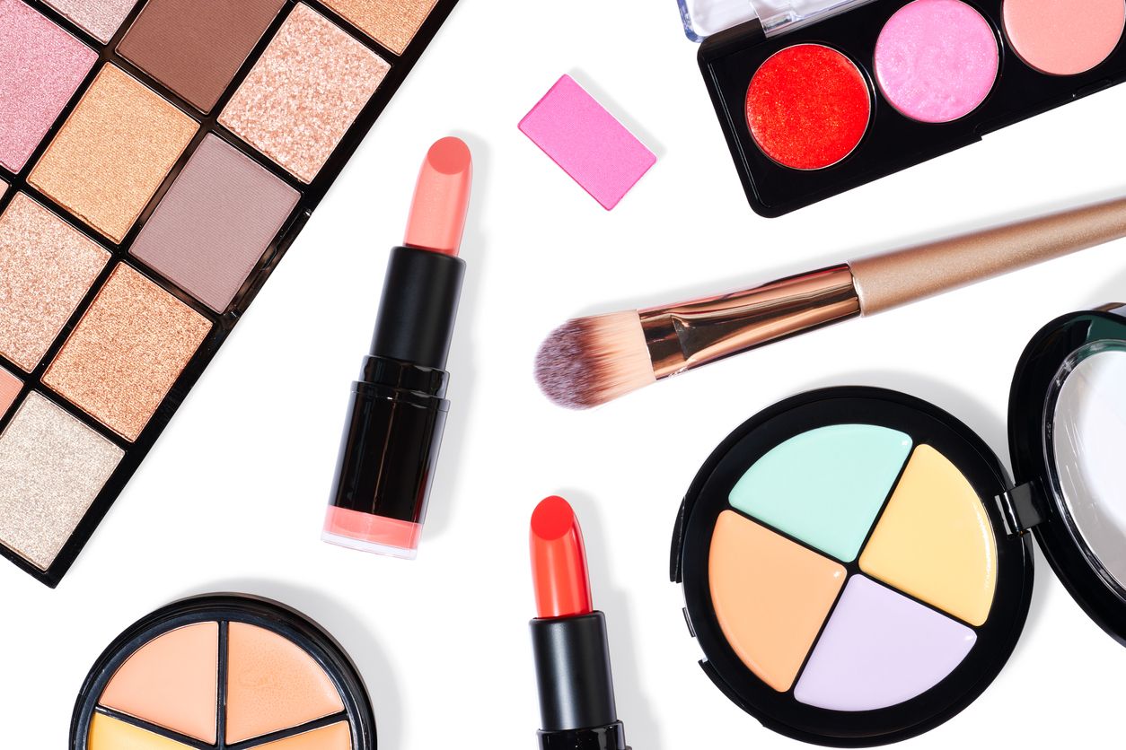 Jadi solusi tepat untuk menutupi jerawat dan kemerahan, simak ulasan rekomendasi color corrector hijau!