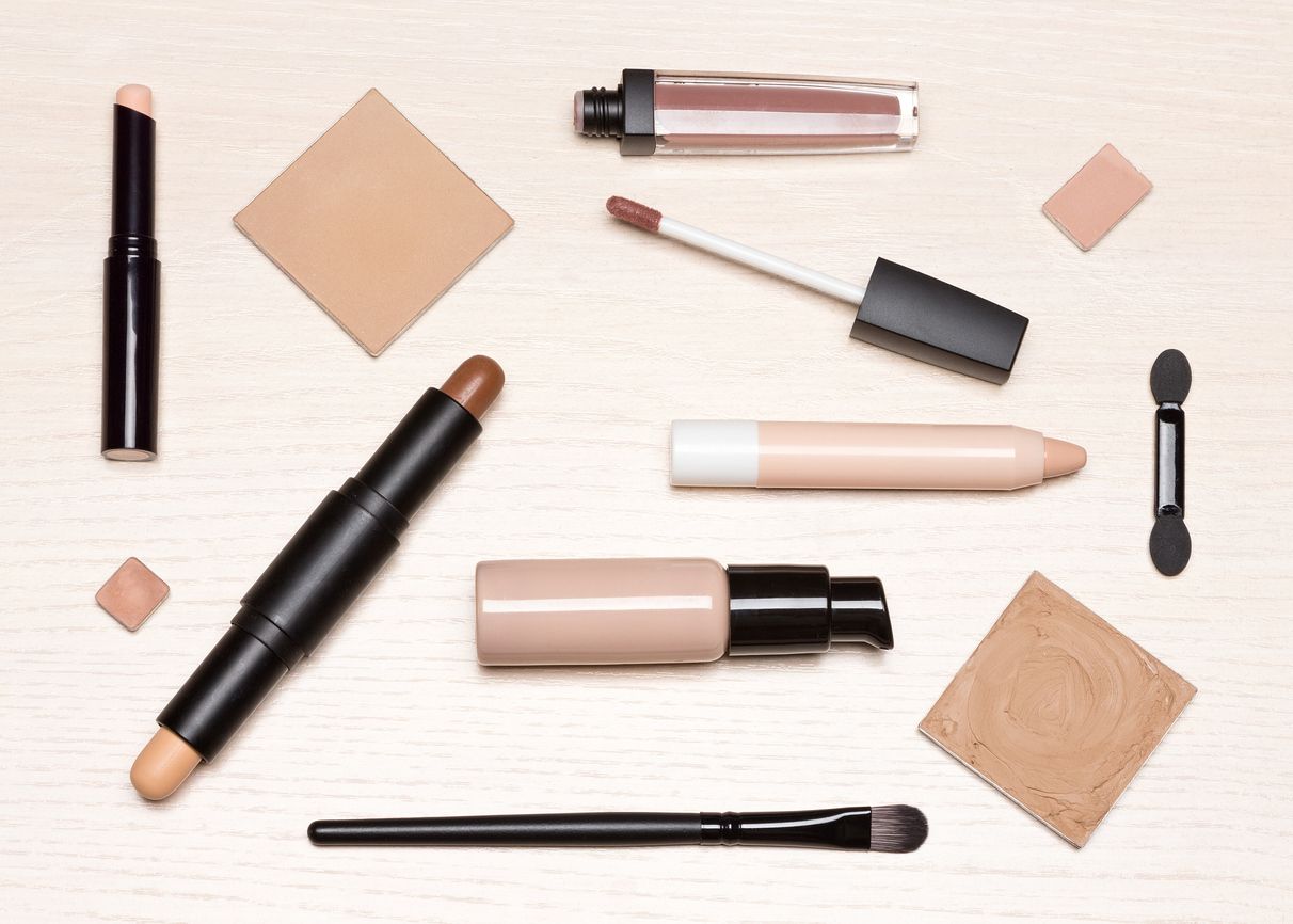 Bikin wajah terlihat berkilau dengan praktis, simak rekomendasi highlighter stick di bawah Rp 100 ribu!