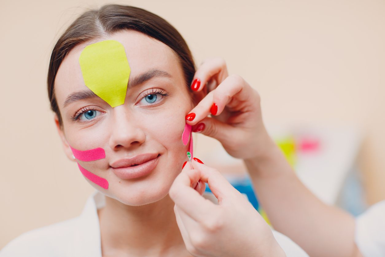 Ahli bedah plastik ungkap bahaya dari tren skincare viral di TikTok yakni face taping bagi kulit. Simak ulasan selengkapnya!
