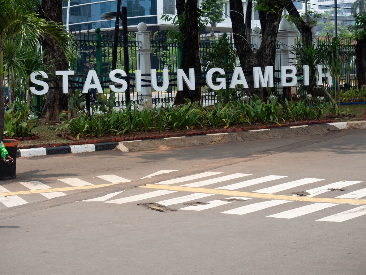 Stasiun Gambir dikabarkan akan segera pensiun, yuk dikenang sambil berkunjung ke hidden gem religi di sekitarnya