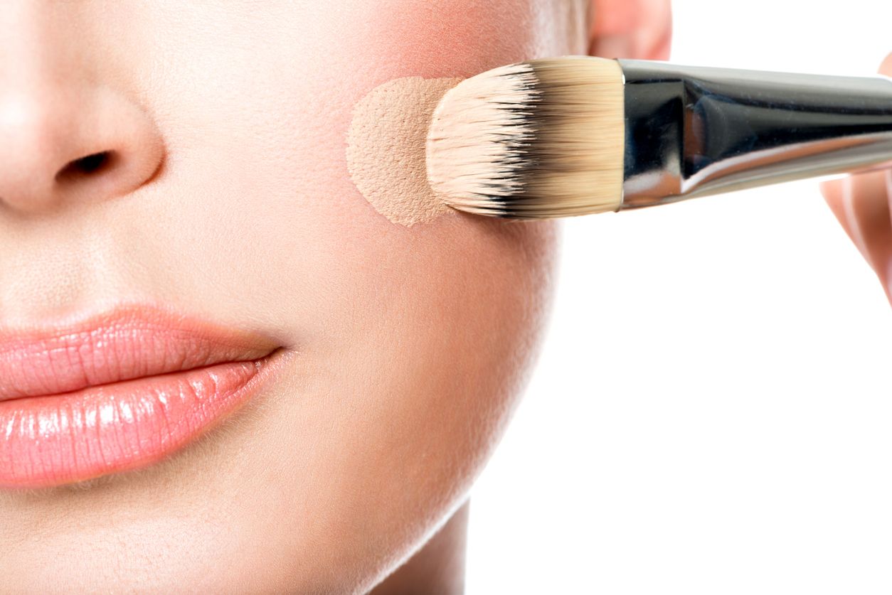 Makeup cakey ganggu penampilan, hindari kesalahan pemakaian foundation berikut ini untuk mencegahnya!