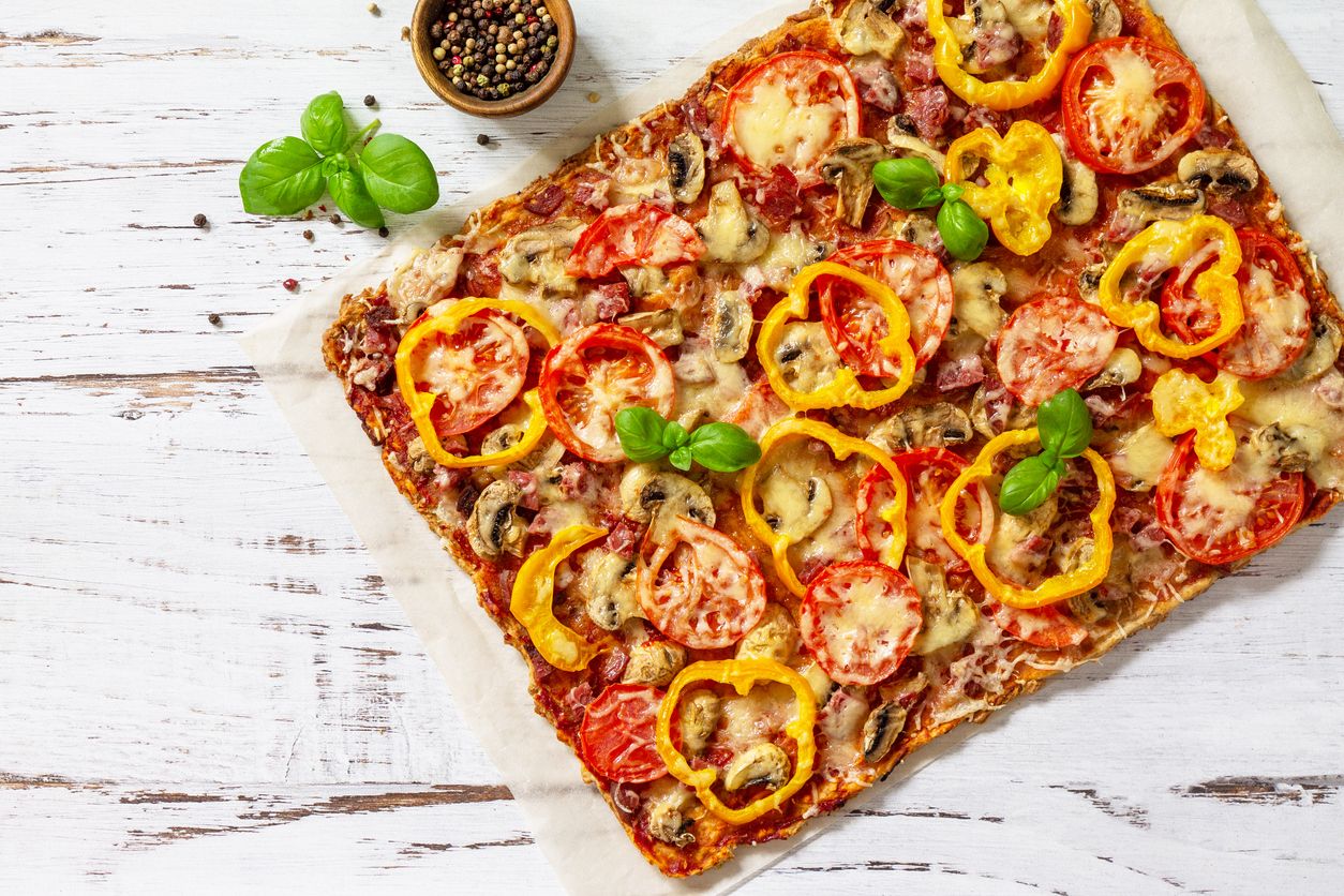 Pizza Amerika dan pizza Eropa itu berbeda. Yuk, cari tahu perbedaannya mulai dari ketebalan adonan hingga topping yang digunakan.