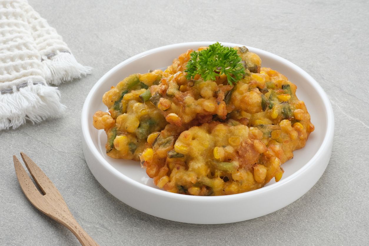 Dadar jagung bisa dijadikan lauk sarapan maupun makan siang. Yuk, simak tips memasak cepat dadar jagung bumbu sederhana ini.