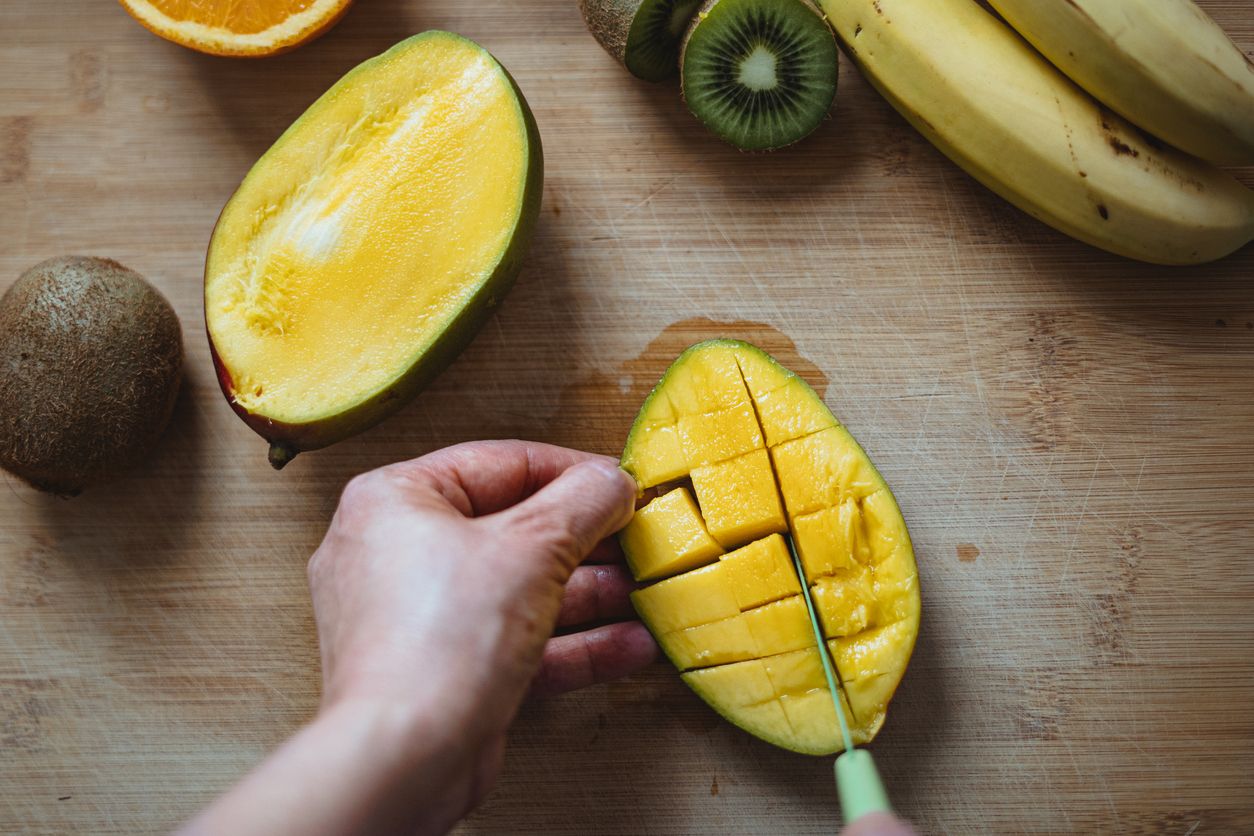 Berikut ini tiga tips memotong buah mangga yang cocok untuk dessert. Bisa pakai pisau hingga pinggiran gelas