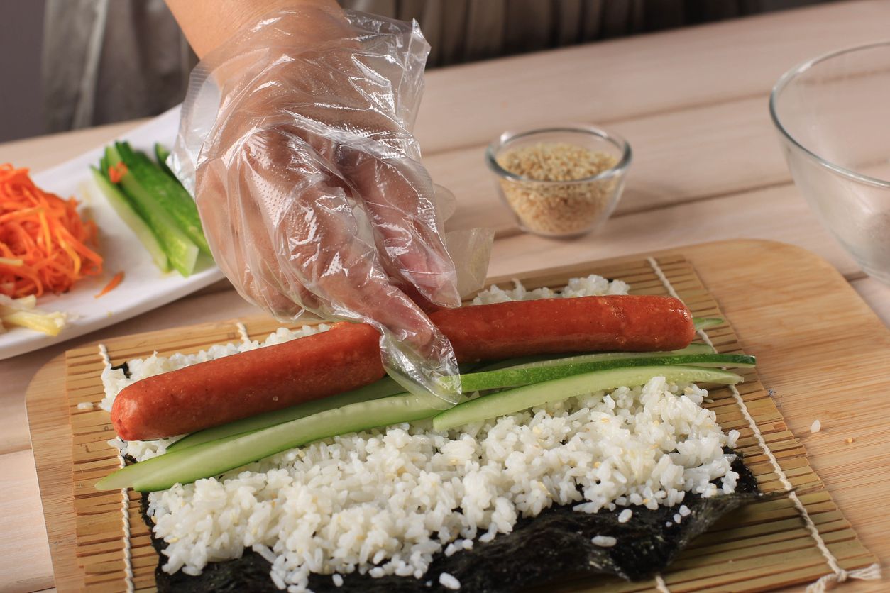 Berikut ini tiga tips menggulung kimbab yang mudah agar hasilnya padat dan rapi. Pastikan topping diletakkan di tengah nasi.