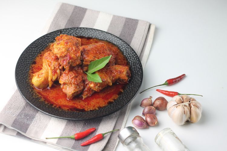 Ayam bumbu bali cocok dijadikan lauk pendamping nasi hangat nih, Kawan Puan. Mau coba? Yuk, simak tips memasak cepat ayam bumbu bali.