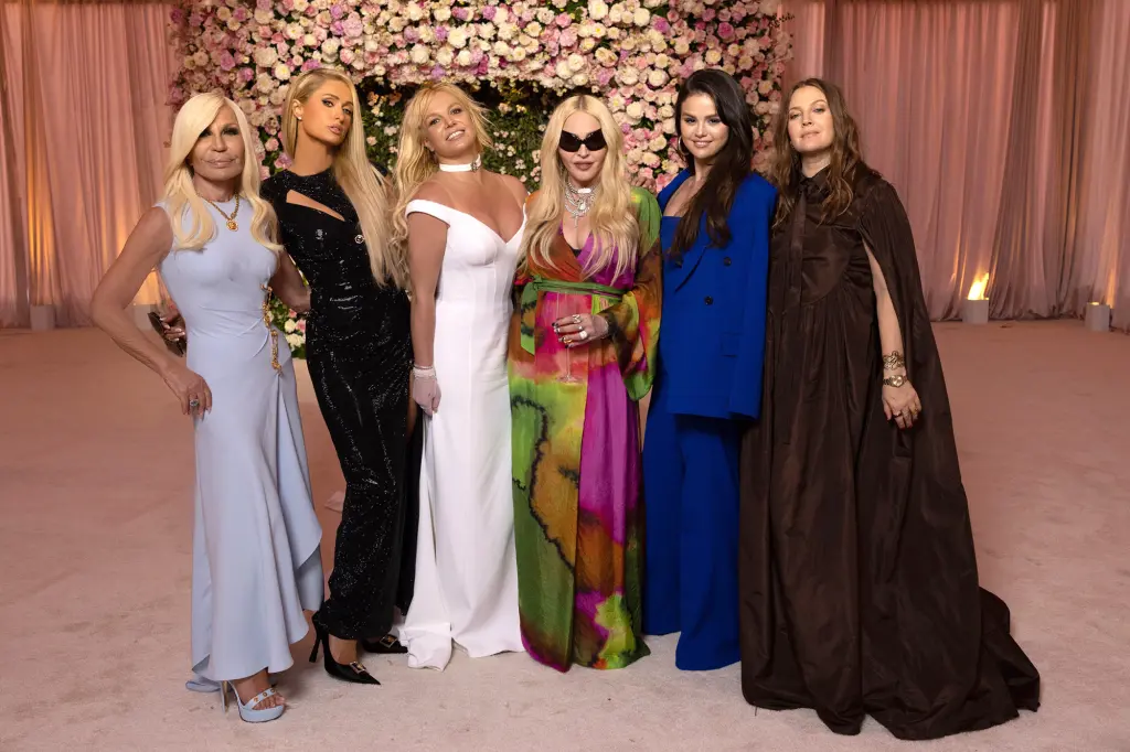 Hadiri pernikahan Britney Spears, berikut gaya busana para tamu undangan yang tampil begitu memukau. Mulai dari Selena Gomez hingga Madonna.