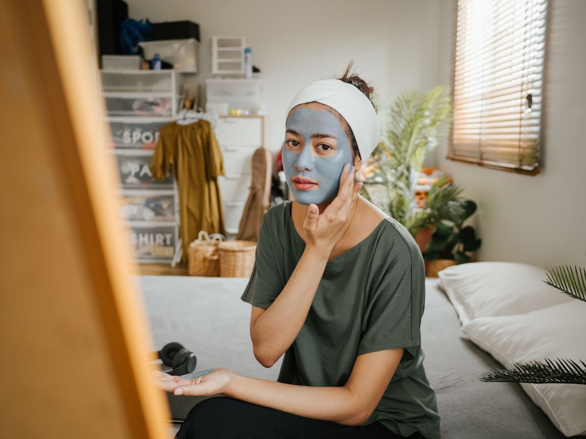 Mampu mencerahkan kulit wajah yang kusam, simak rekomendasi peel off mask mulai dari Rp30 ribuan saja!
