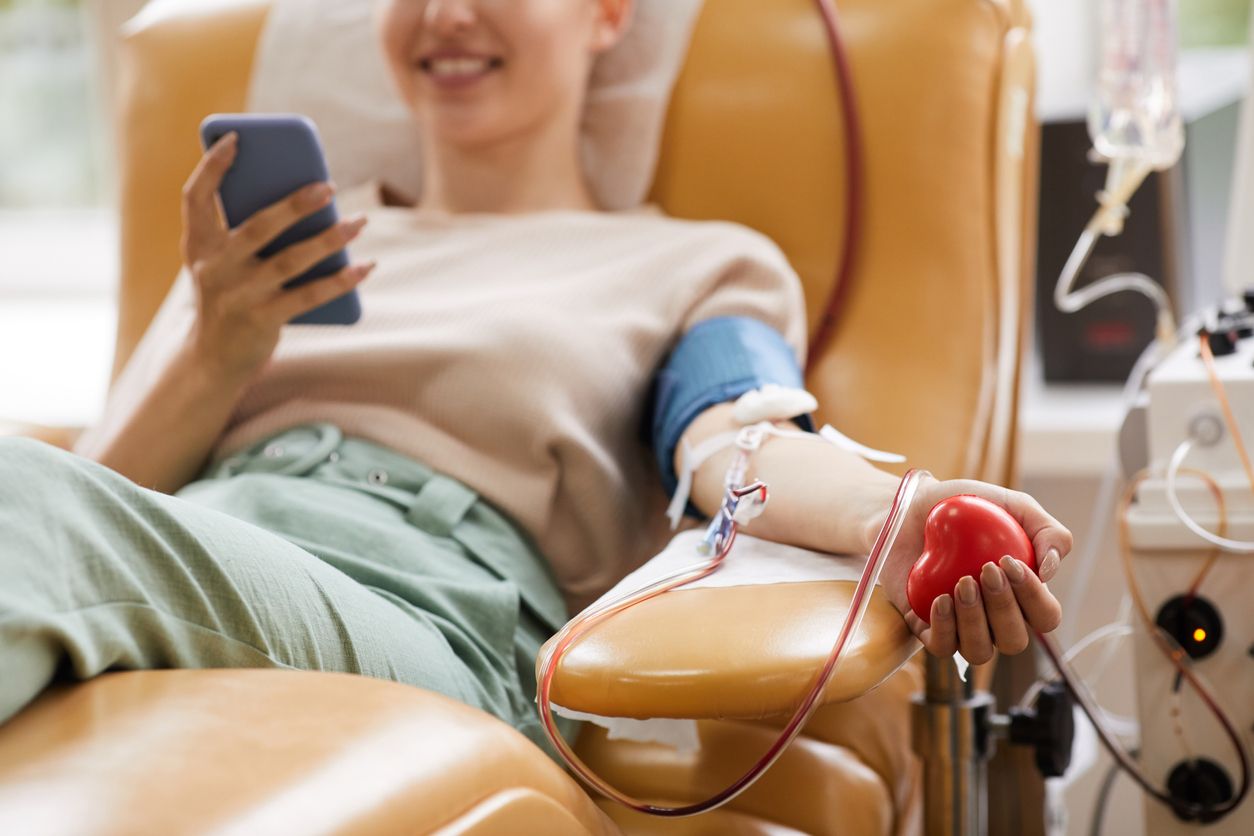 Kondisi kesehatan setiap orang berbeda, ada yang sehat-sehat saja setelah donor darah tetapi ada juga yang pingsan. Simak, ini alasannya!