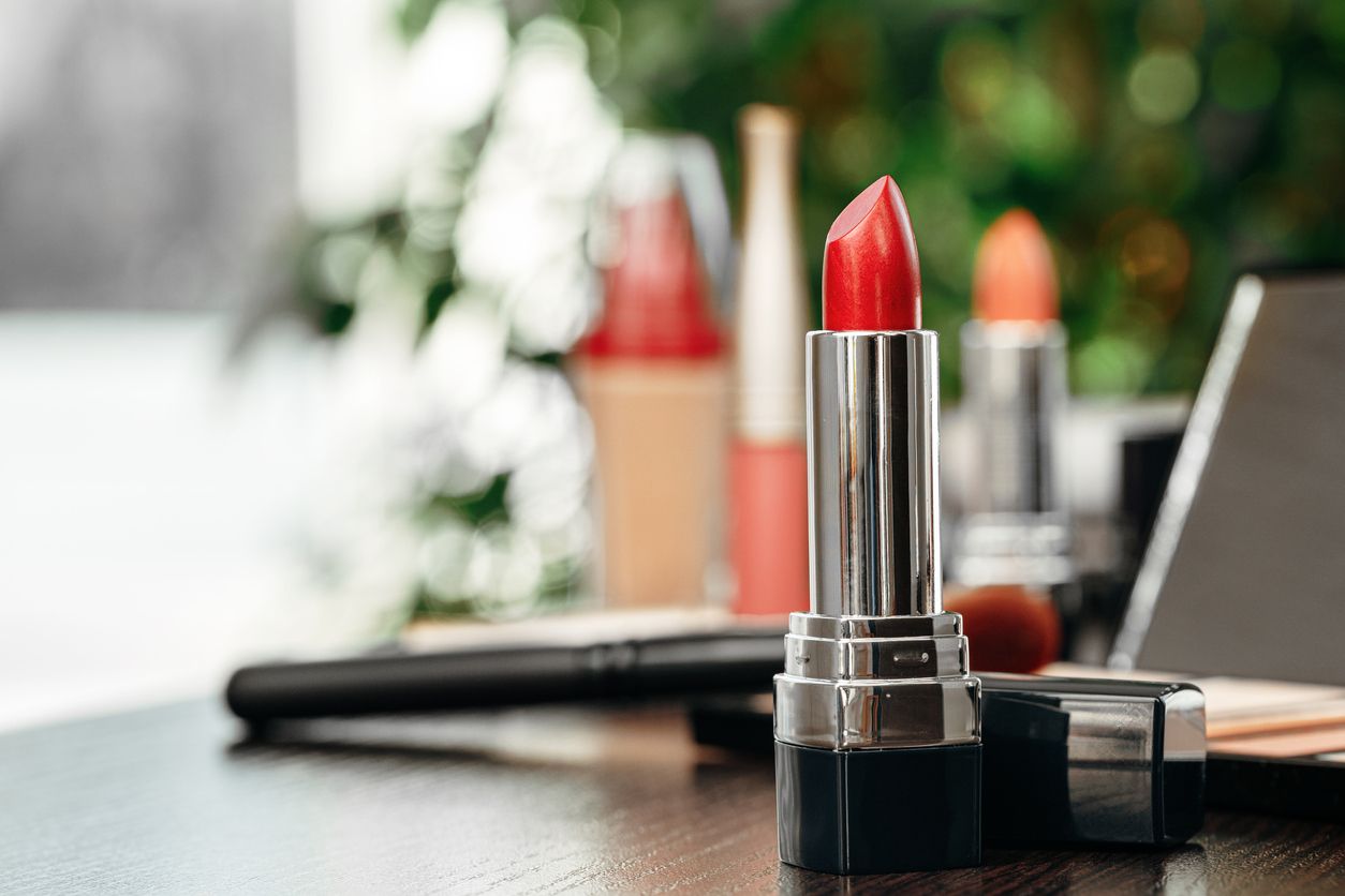 Segera hentikan pemakaian apabila muncul lima tanda lipstik kedaluwarsa berikut ini karena bisa menyebabkan iritasi pada bibir.