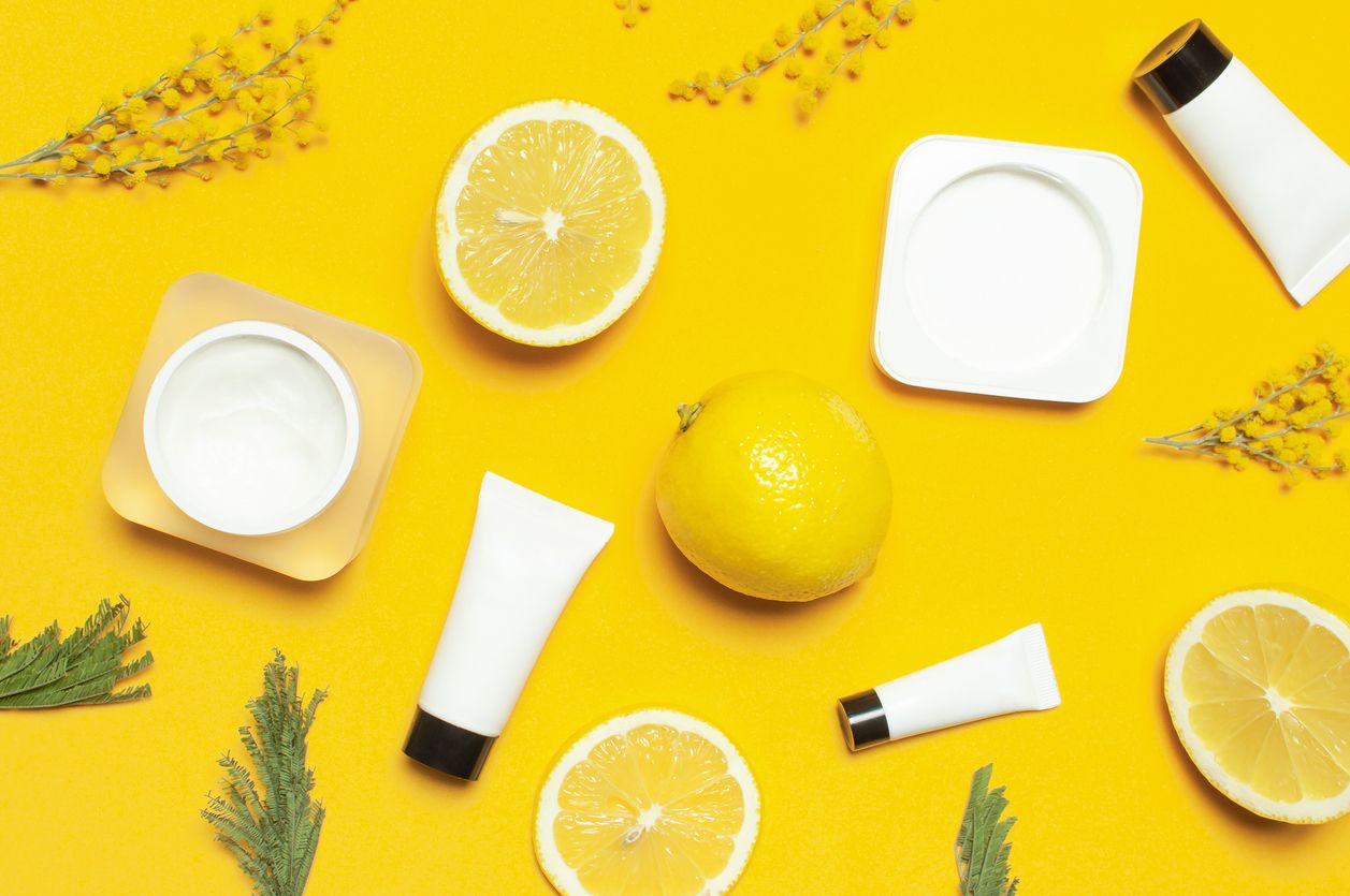 Kerap jadi bahan utama pada produk skincare, sebenarnya amankah lemon untuk mengatasi jerawat? Simak penjelasan berikut!