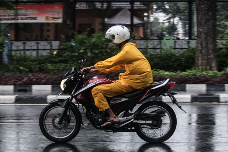Baru-baru ini ramai perdebatan soal larangan menggunakan sandal jepit saat berkendara menggunakan motor. Polisi ungkap alasannya.