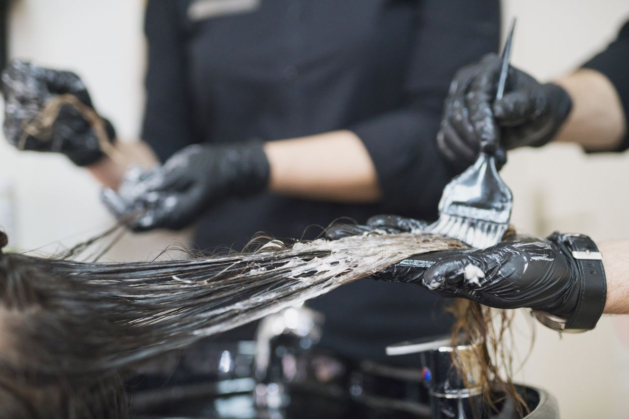 Multi melt menjadi penyempurnaan cara mewarnai rambut. Simak yuk apa itu multi-melt yang menghasilkan warna rambut seamless ini!