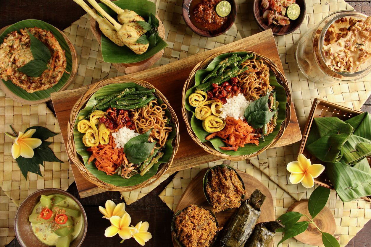 Berikut tempat makan khas Bali yang jadi hidden gem di Jakarta. Salah satunya ada Bali Timbungan yang berlokasi di Sarinah!