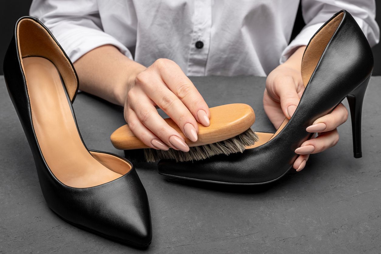 Sepatu berjamur tampak tidak cantik dan tidak nyaman saat dikenakan. Simak, begini cara membersihkannya!
