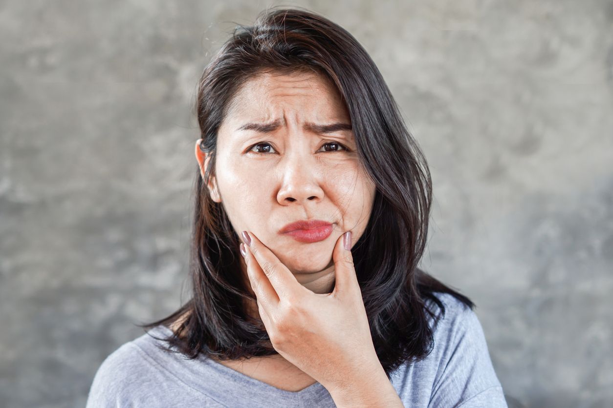 Bell's palsy menyebabkan kelumpuhan salah satu sisi wajah, salah satunya kesulitan tersenyum. Simak, berikut gejalanya.