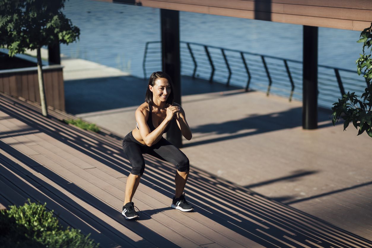 Meski sibuk, cobalah untuk tetap melakukan micro workout yuk cari tahu penjelasan beserta contohnya.