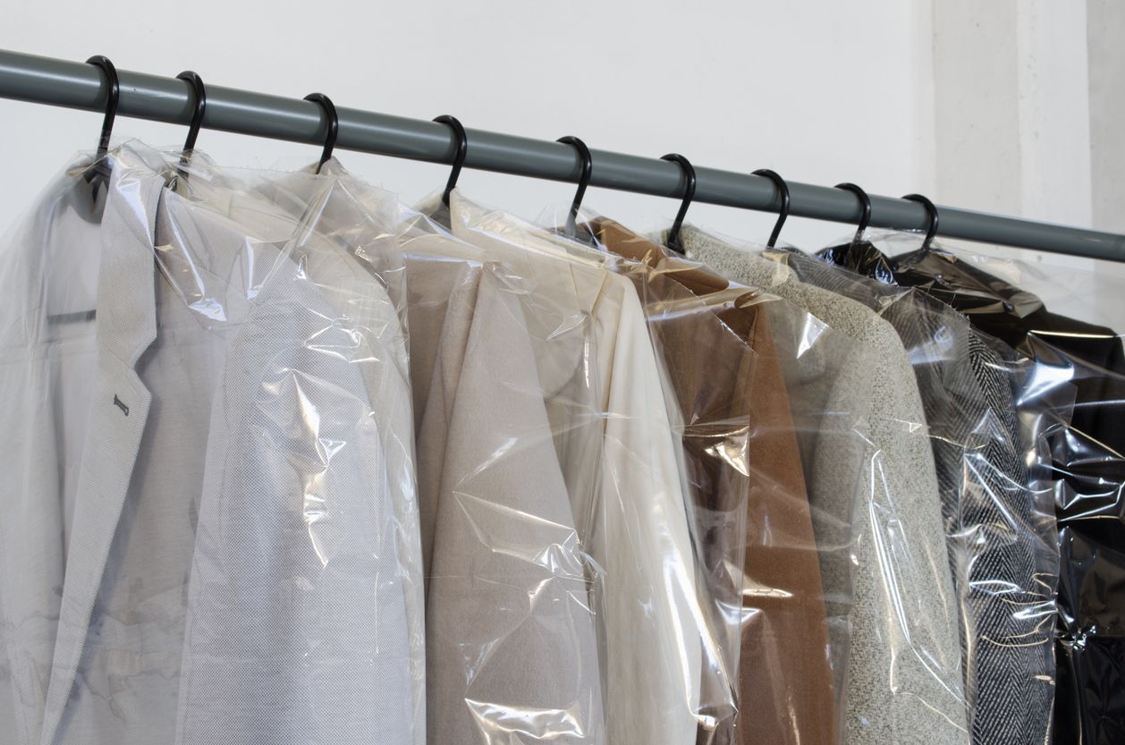 Mencuci jas tidak bisa dilakukan sembarangan. Berikut langkah mencuci jas dengan dry cleaning yang bisa kamu lakukan di rumah!