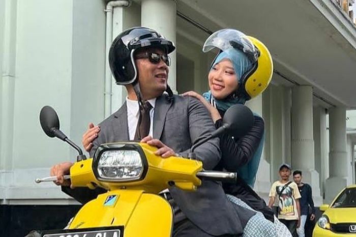 Setelah pemakaman sang kakak, Zara anak Ridwan Kamil menghadiri acara kelulusan di SMA N 3 Bandung bersama sang ayah