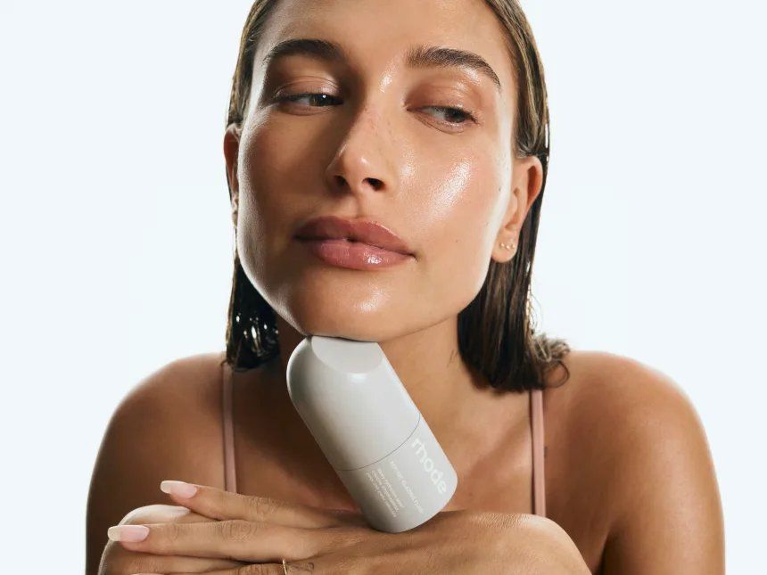 Mengikut jejak rekan selebritas lainnya, Hailey Bieber juga merilis brand kecantikan sendiri yang mengusung konsep minimalist skincare. 