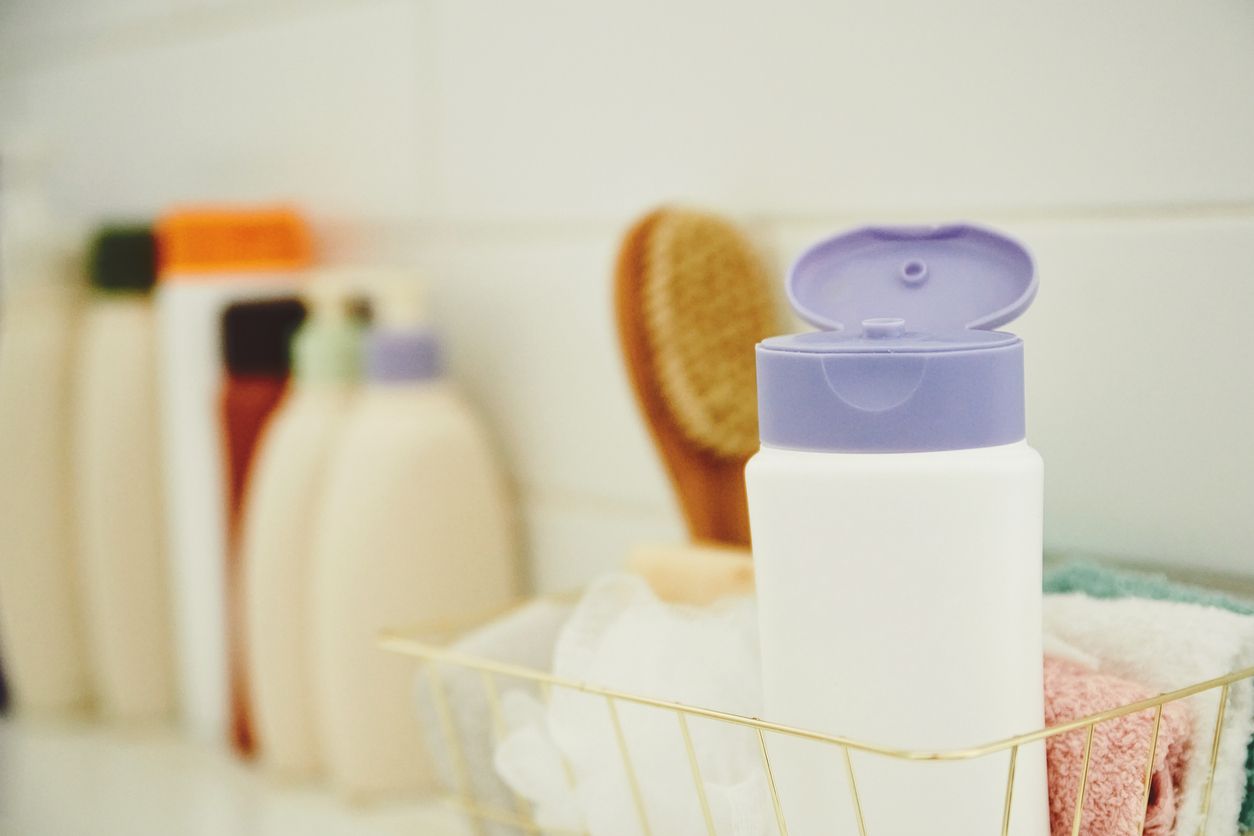 Sering tertukar, simak ulasan perbedaan shower gel, body wash, dan sabun batangan dari sejumlah aspek. Seperti apa?