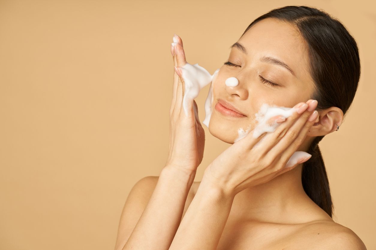 Untuk tampilan kulit lebih kenyal dan tampak jello skin, simak ulasan rekomendasi skincare lokal berikut ini.