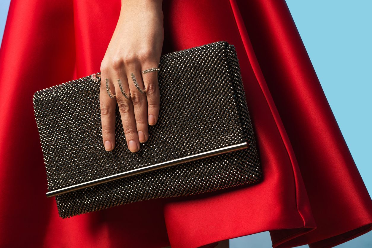 Mulai dari rekomendasi clutch bag untuk dipakai kondangan hingga cushion yang mengandung SPF. Ini berita terpopuler fashion dan beauty.