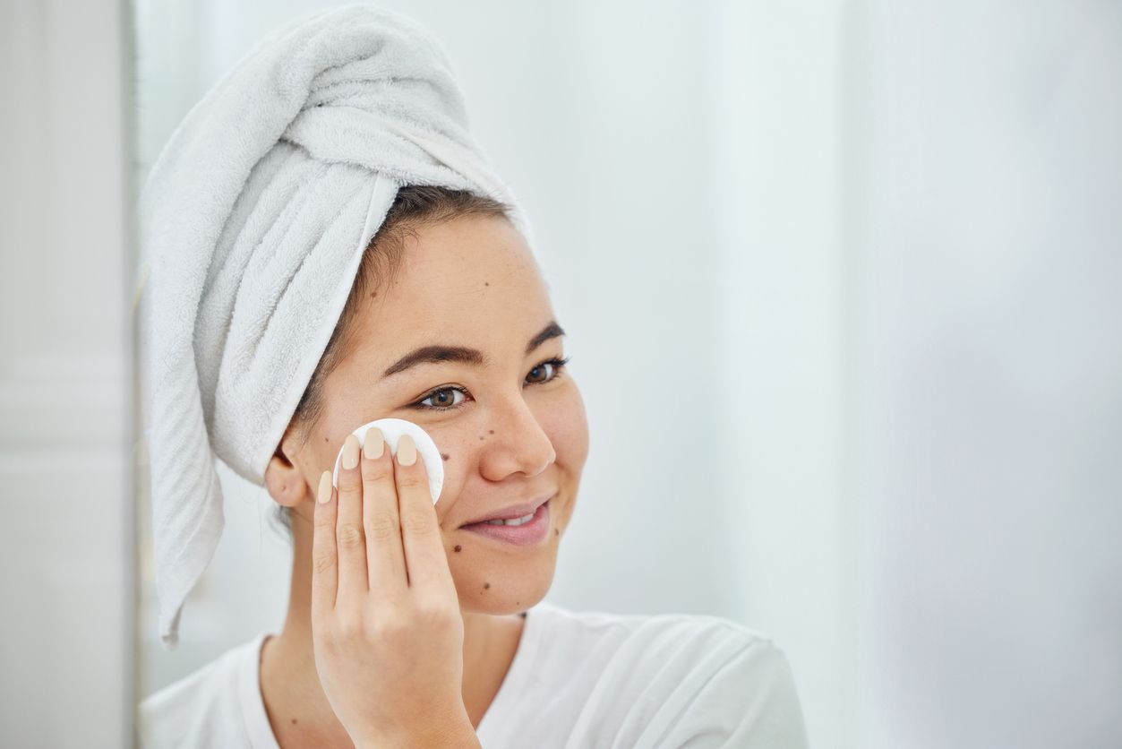 Dapat membantu kulit jadi lebih lembap dan glowing, berikut rekomendasi essence toner yang jadi skincare viral di TikTok.