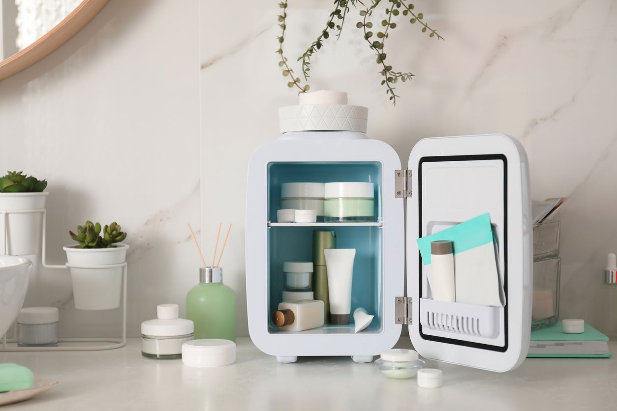 Pemakaian skincare fridge jadi tren di kalangan beauty enthusiast, simak seberapa penting pemakaiannya untuk menyimpan skincare?