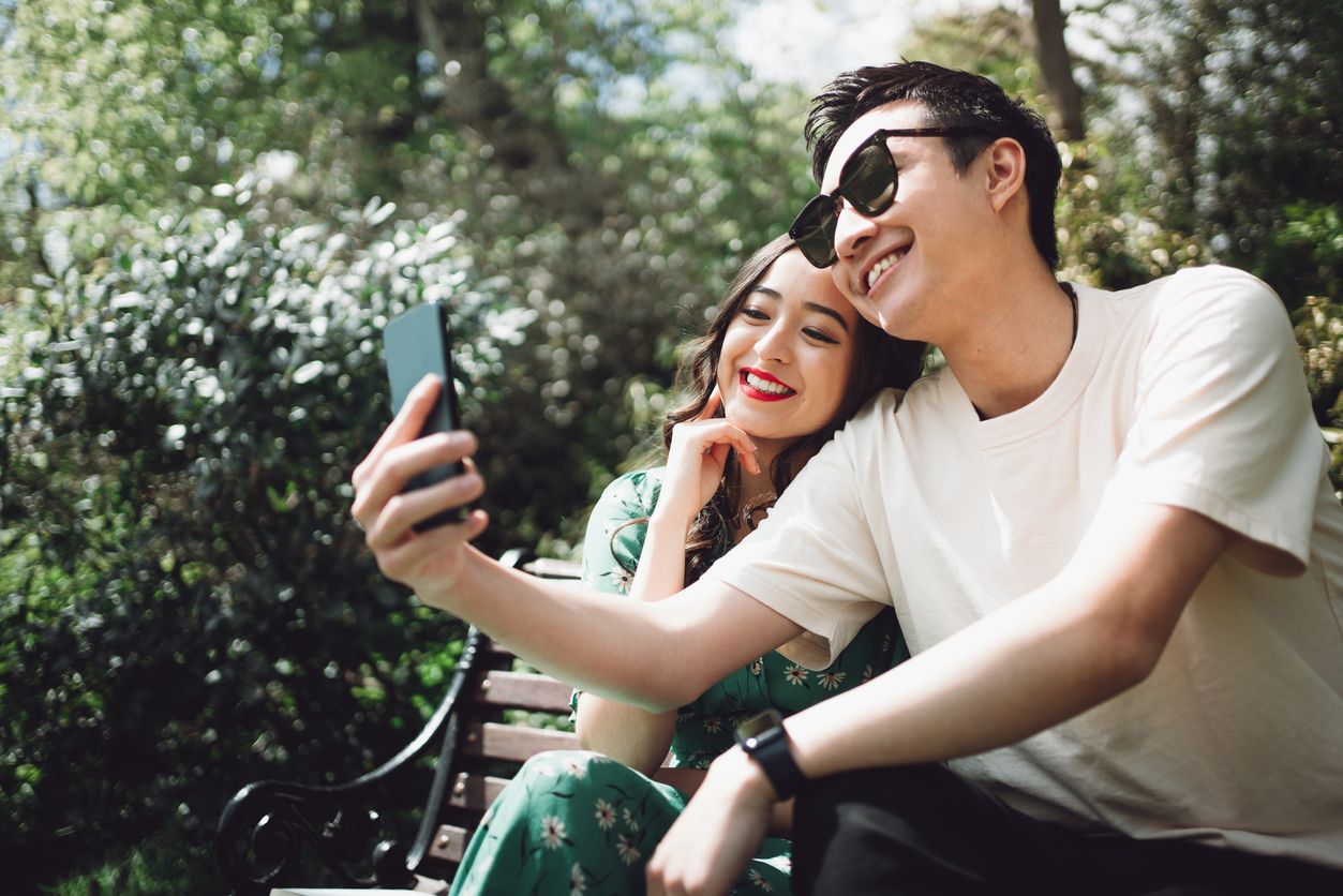 Perempuan kerap kali dibuat bingung dengan keseriusan pasangannya. Namun, jika kamu mengalami lima tanda ini, bisa jadi si dia tak main-main.