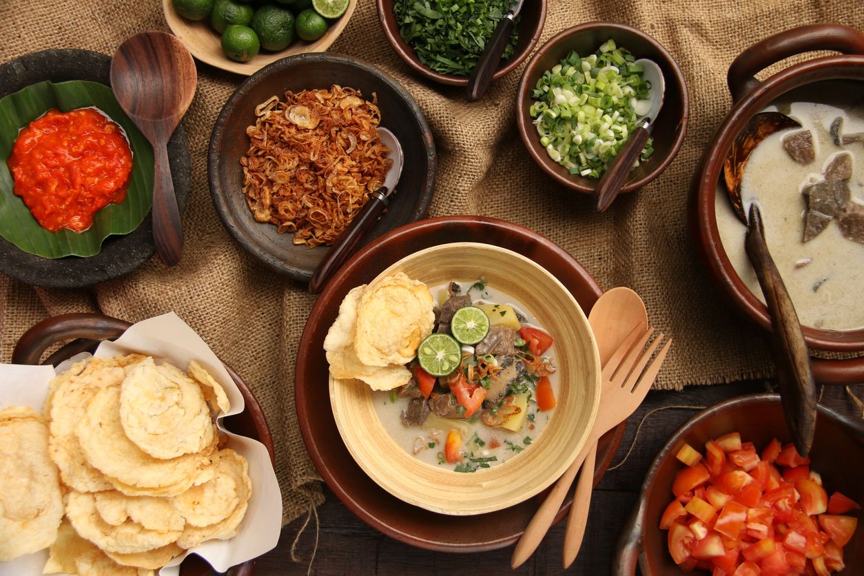 Sambil merayakan HUT Jakarta ke-495, yuk cicipi berbagai makanan tradisional khas Betawi, ada kerak telor hingga gabus pucung.
