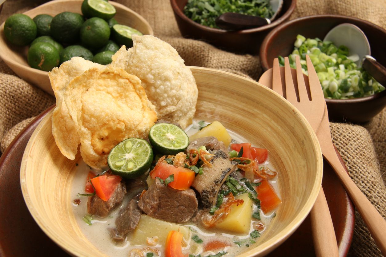 Berikut 3 rekomendasi kuliner di TMII Jakarta Timur yang bisa kamu datangi di akhir pekan nanti, salah satunya soto betawi!