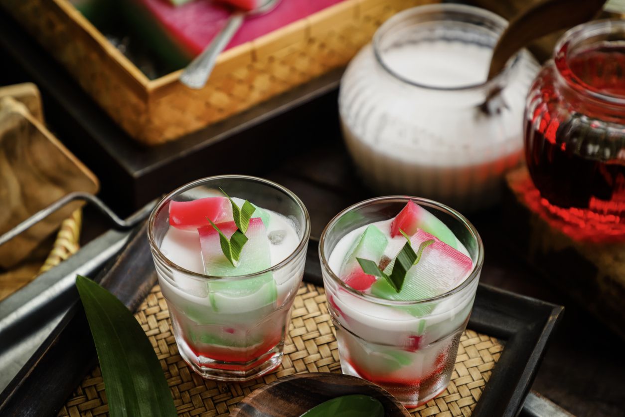 Es selendang mayang merupakan minuman bercita rasa manis dan segar khas  Betawi. Yuk, simak tips memasak cepat es selendang mayang berikut.