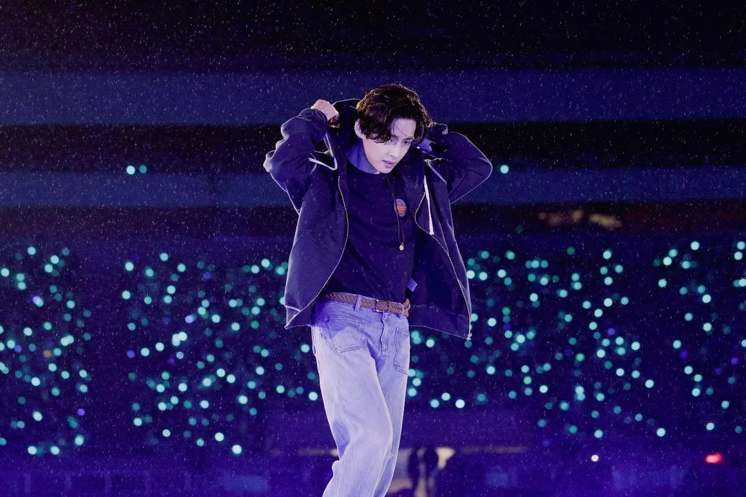 V BTS hadiri Paris Fashion Week 2022 dimana kabar ini dikonfirmasi resmi oleh CELINE, salah satu brand fashion. ARMY otomatis flashback konser PTD.