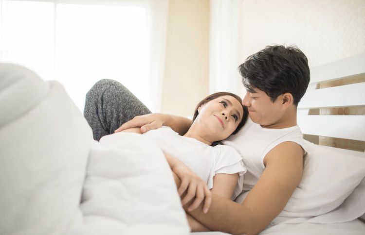 Posisi menjadi hal yang diperhatikan saat melakukan hubungan suami istri.
Cobalah untuk melakukan 3 posisi ini, nikmat dan menyenangkan.