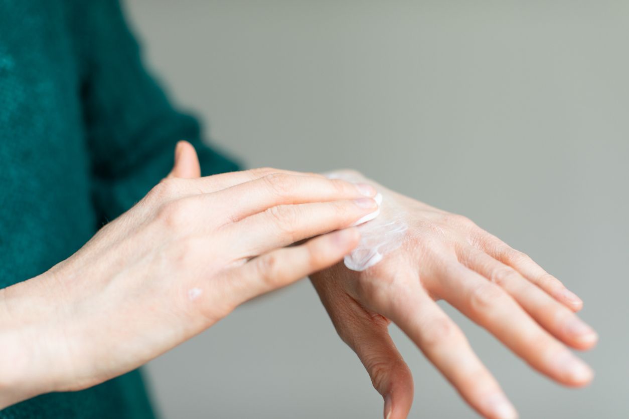 Mulai dari waktu yang tepat untuk memakai hand cream hingga pelembap yang viral di TikTok. Berikut berita terpopuler fashion dan beauty.