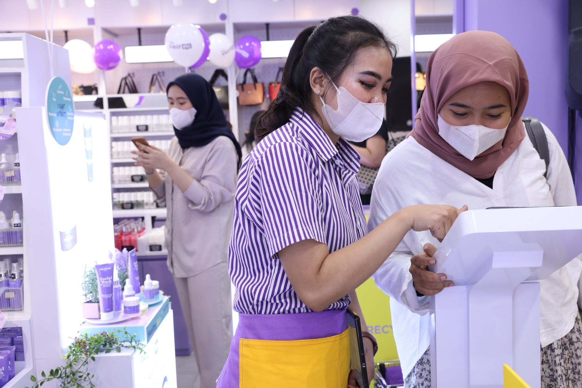 The Self Inc hadir menjadi multi brand beauty and fashion store yang berkonsep beauty library. Toko ini juga menggunakan teknologi AI yang canggih.