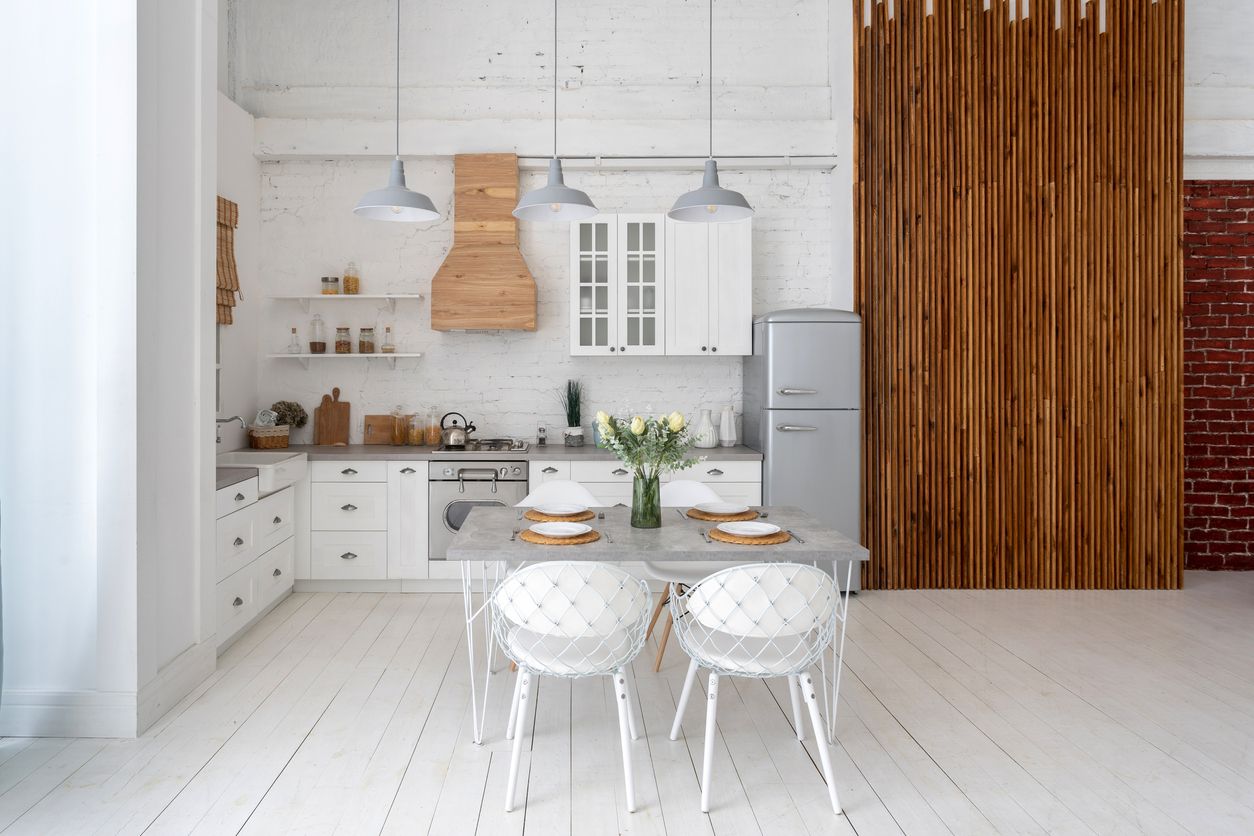 Dapur sempit dan gelap tentu mengurangi suasana memasak yang menyenangkan. Yuk, simak penataan dapur berikut ini!