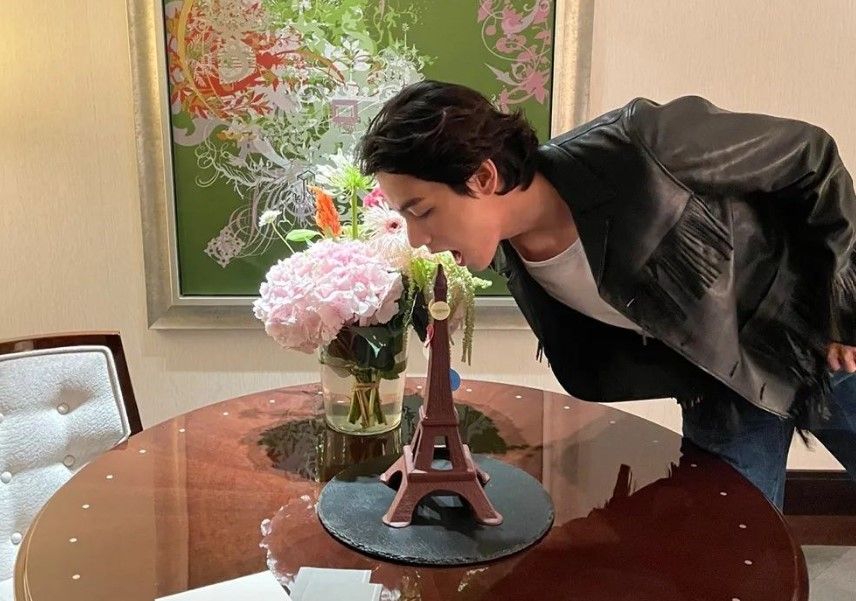Tiba di Paris, V BTS disambut rombongan ARMY, ada yang berhasil dapat tanda tangan dari sang Kim Taehyung.