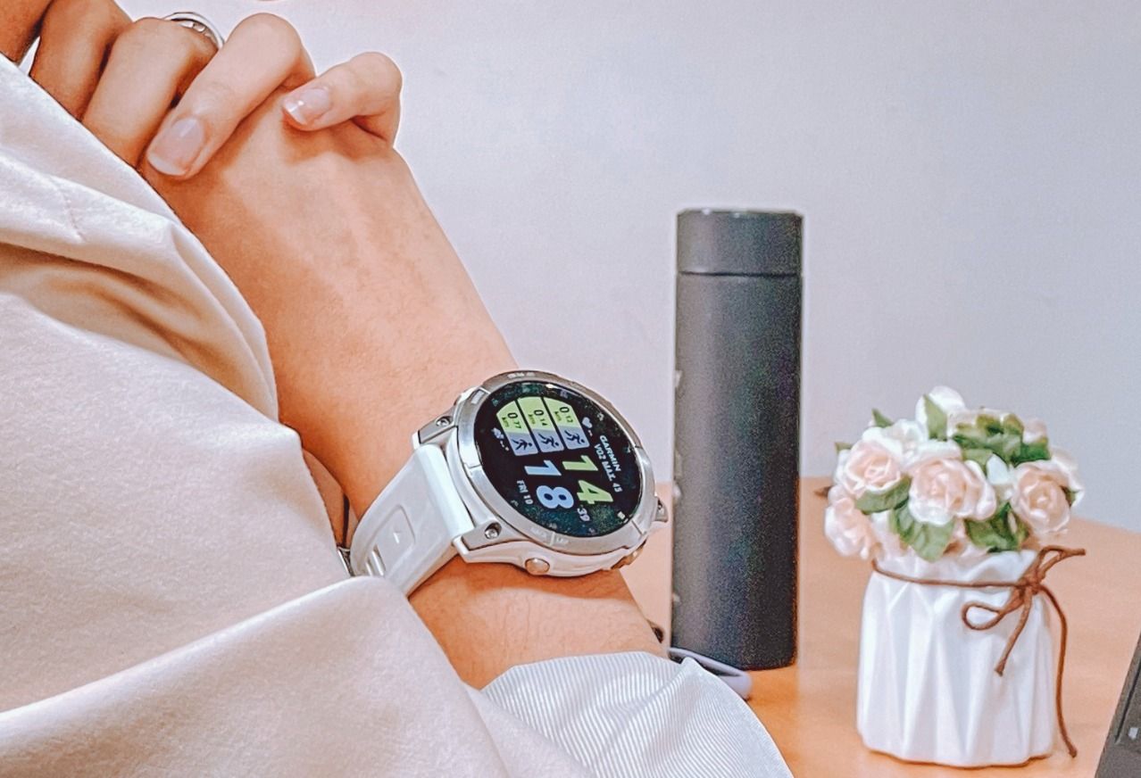 Berikut ini empat rekomendasi smartwatch yang bikin tampilan ke kantor makin keren, ada yang harganya di bawah Rp1 juta lo, simak ya!